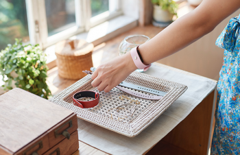 トリニティ、外見がリストバンドのようなウェアラブルデバイスwearaを発売