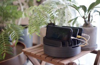 スマホの充電コードゴチャつき問題は、このトレイによって美しく解決できる