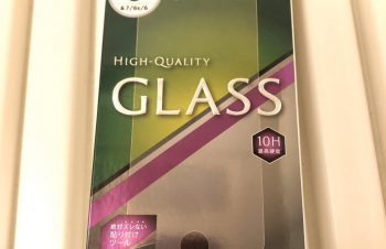 ずいぶん前に買ってあったプロテクターをようやく貼った。前回買ったフィルムのやつは滑りが悪くてイライラ。紆余曲折経てsimplismに戻る。全面ガラスのは端っこが弱いような気がして、中央部だけのを。次回の参考のため写真撮って箱は処分。お風呂場で貼ったので背景は風呂蓋。No.158。#一日一捨