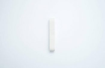 「20代後半の彼氏にキーホルダー/キーリングをプレゼントしたいです。ミニマルでシンプルなデザインなもので、オススメなものはありますか？」私はNuAnsのBANDWIRE Lightningを使っています。しかしライトニングが機能した事はありません。私のシンプルさを証明する為のシンボリックな物です。