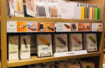 10/24プレオープン11/1グランドオープン　の「渋谷スクランブルスクエア」11Fトラベル雑貨コーナー　にて！NuAnsシリーズが展開されます。TAGPLATEとBANDWIREというもう、間違いのない名品たちの触れるサンプルも並ぶそうですよ。寒い日は電池切れも早いしこれからの季節にオススメです。