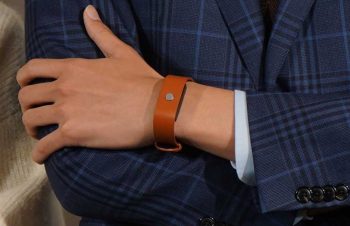 眠りのためのリストバンド型デバイス「weara」。心拍数もとれ1カ月充電いらず