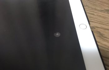 iPadを落として自作機の角に当たってしまってフィルムに穴があくくらいの傷になってしまいました…しかし、さすがトリニティさんのSimplismのフィルム本体の画面は無事でした?新しく全く同じものを買ったので今から貼ります