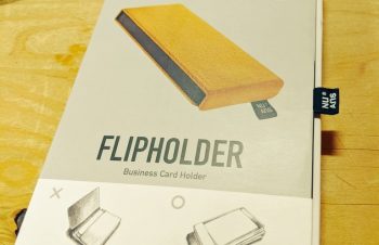 名刺入れを新調して、忘れないようにMAMORIO FUDAを貼り直し。名刺入れは今回もNuAnsのFLIP HOLDER（https://t.co/VdEzPN6I5e）です。こんな御洒落で使いやすいのに2000円程度で買えるから素晴らしい。