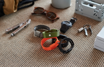 日々の活動データや睡眠データに基づくサジェストをアプリで表示するトリニティのウェアラブルデバイス「weara」