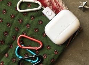 トリニティ、AirPods Pro/AirPodsに対応したカラビナ付きホルダー「Simplism AirPods / AirPods Pro用 カラビナ付ホルダー」を販売開始