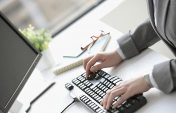 仕事の効率だけではなく気分も上がる！パソコン周りのオシャレ＆便利グッズ10選