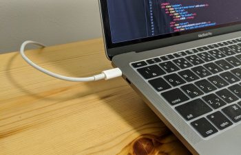 前から気になってたBluelounge「Kickflip」を使ってみた傾斜がつくことで個人的にはトラックパッドが少し使いづらくなった気がするけど、タイピングは確かにしやすくなった