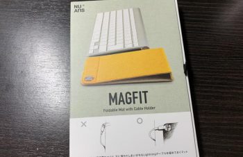 ということで、NuAnsさんのMAGFITです。典型的ユースケースみたいになってる自室の枕元のiPhone&amp;Lightningケーブルがこんな感じで定位置化されます。そこはかとなく素敵な感じになりますが、いかんせん自分は枕元に計測器とか置き過ぎです。@nuans_jp #NuAns #ニュアンスアンバサダー