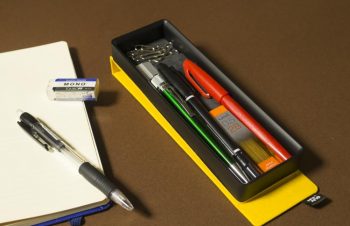 スタイリッシュで機能的なオトナのペンケース！ マグネットの開閉がクセになる使い心地だな〜