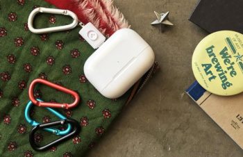 Simplism、AirPods Pro / AirPodsのLightningポートに取り付けて落下を防ぐカラビナ付きホルダーを発売
