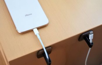 NuAns TAGKEEPER ダークウッド スマホの充電で、もう床からケーブルを拾わなくていい(笑)何度もはがして貼りなおせるのに、接着力も問題なし！2個セットだけど、これ端末の台数分欲しくなる。 使い方動画はこちら　　↓https://t.co/AYG9T1j4Yy@nuans_jp #NuAns #ニュアンスアンバサダー