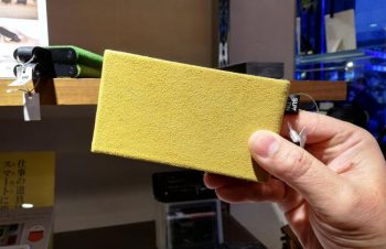 コンプリートワークストウキョウで名刺入れ発見??順番に✔️サフラン✔️スエードホワイト✔️スエードグレー✔️カーキ（私物)サフラン気になってたけど、おしゃおしゃじゃ～?ホワイトが薄いグレーで、グレーがチャコールでした。#NuAns#ニュアンスアンバサダー @nuans_jp