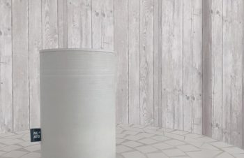 NuAnsのデジタルアクセサリーストッカー。テクスチャーホワイトを選んだのですが、写真で見る以上に濡れたコンクリートっぽい黄みがかったグレーでした。これは北欧インテリアより男前インテリアに合いそうな予感。https://t.co/twdLS0dx2L#NuAns #ニュアンスアンバサダー @nuans_jp