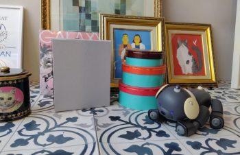 布張りの素敵なハコ。開閉もかろやかで、とっても丈夫。FLIP BOX。キャンバスホワイトを選びましたが、グレーがかっています。我が家は縦置きにして、フィギュアたちの、２階建てのお家に。https://t.co/Px5GU2NQ5D#NuAns #ニュアンスアンバサダー @nuans_jphttps://t.co/4fi57oo4Mq