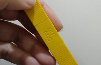 スタイリッシュな充電ケーブルNuAns（@NuAns_jp）の「BANDWIRE」。色はサフランをセレクト。使ってないときは、∞型に収納できて、カバンの中でコンパクト。短いのでポケットの中で充電しても絡まないよ。https://t.co/E3BAblImrc#NuAns #ニュアンスアンバサダー