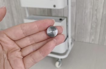 マグネットを使った収納が大好き。これはケーブル端子を留めておく商品ですが、私はヘアピンをつけています。ポーチに入れると行方不明になっちゃうし、ケースに入れるのは手間なので?バスケットトローリーとの相性も抜群。https://t.co/FRStJ8JJ7n#NuAns #ニュアンスアンバサダー @nuans_jp