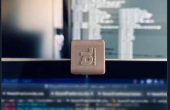 blueLoungeのケーブルクリップがMacbookのカメラ隠しにシンデレラフィット。 つけたまま閉じてもスリープが効くとこまで畳める。神デレラ。