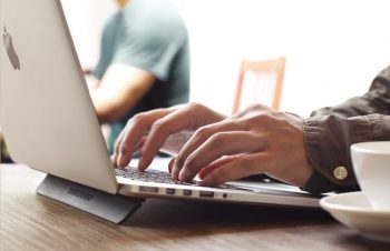 私も初めてmacbookair購入しました。 買っといてよかったと思ったのはこの３点でした。