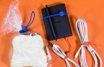 シンプルなマルチバンドを使って、部屋のコード類ごちゃごちゃ問題を解決。持ち運ぶ時にも快適になったよ