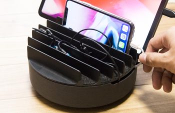 スマホにタブレット、イヤホンまで！ 充電時にごちゃつくコード問題をスッキリするギザギザ蓋のすごいやつ