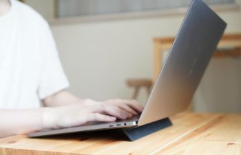 【PCスタンド】Blueloungeの「Kickflip」レビュー