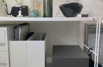 NuAns(@NuAns_jp )様のFLIP BOXです。一番好きな収納ボックスかも、と感じました。上蓋以外は堅牢な樹脂性なので丈夫な作りで、グレートーンが部屋にすごく馴染みます。収納ボックスなので用途は様々ですが、僕は… https://t.co/P32HRVx8Z6