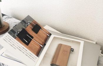 ごちゃごちゃしがちなデスク周りをスッキリできるケーブルフォルダー🌿使わない時は金属端子を隠しておけるのも◎木のデスクにこんなに馴染むの、かわいい#ニュアンスアンバサダー #NuAns https://t.co/Nu8v9J3rbD