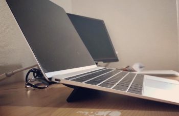 僕が気に入って使い続けているアイテムのひとつBluelounge Kickflip。macbookの裏面にくっつけるだけ。画面の高さを上げることで目線を高くすることができる。それによって肩こりの軽減にもなる。他にも似たよう… https://t.co/955J6S1hIb