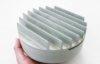 PCやタブレットがすごくスッキリ収納できた…。Amazonで見つけた「マルチ充電トレイ」がスゴイ！