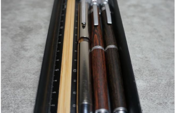 nuansの筆箱  ペントレイにもなるミニマルで主張しないデザインがいい。 蓋も磁石で完璧に無駄が削ぎ落とされてる感じ。 アップルペンシルも入って使い勝手と質感も良くておすすめ 名刺ケースも出てた気がする