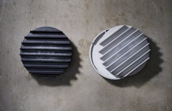 ゴチャつく配線を上手く隠してスッキリ。オシャレで実用性も高そうな充電台｢NuAns COLONY｣