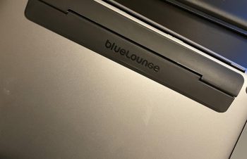 MacBook用のスタンドとしてblueloungeのkickflip買ってみたんだけどかなり良い！スタイリッシュだしタイピングしやすいし剥がしてもまた貼れるし熱対策にもなる！ https://t.co/VttLgRZpHb