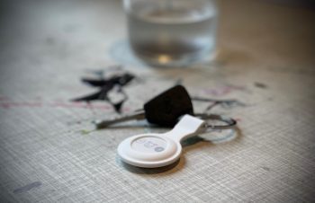 刻印がちゃんと見えるSimplismのAirTag用シリコンケースを試してみた