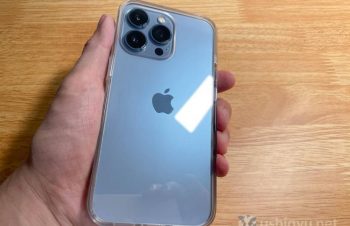 SimplismのiPhone 13 Proケースは、シエラブルーの背面を美しく見せつつ保護性能も高い。なのにリーズナブル！