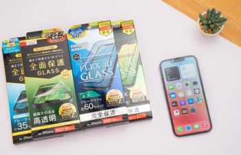引っ張るだけでキレイに貼れた!!Simplism iPhone 13向け保護ガラスをレビュー