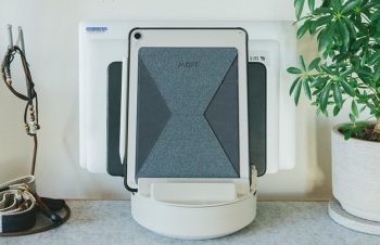 とんでもない収納力だ…「マルチ充電トレー」でPCやタブレットがスッキリまとめられた！