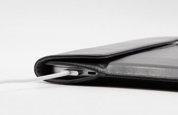 14インチMacBook Proにピッタリなスタンドにもなるシンプルケース