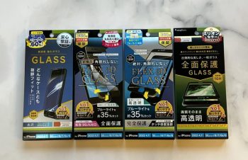 ガラス貼るのが苦手な方には、以前も紹介したトリニティの「貼るピタZ＋」シリーズをお勧めします。ガイドに入れ、画面に一度埃取りテープを貼って、それを剥がしながらガラスを貼るしくみ。2022年版は、よりわかりやすく手軽に。これ使っても… https://t.co/CUwNdcMYbu