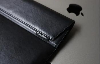 Simplism BookSleeve 薄型スリーブケースレビュー｜MacBook Pro 14インチをケースに入れたまま充電＋スタンドになるマルチケース