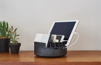 充電中のガジェットとケーブルをサッとまとめられる収納グッズを紹介