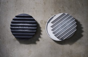 ゴチャつく配線を上手く隠してスッキリ。オシャレで実用性も高い充電台｢NuAns COLONY｣