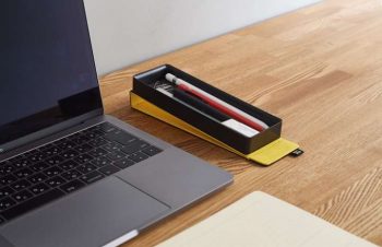 まさに機能美！程よい傾斜で中身がスッと取り出せるペンケース