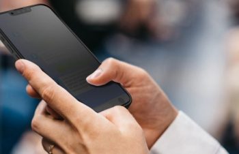 iPhone用ガラスフィルムのおすすめ21選。耐衝撃性に優れた製品をご紹介