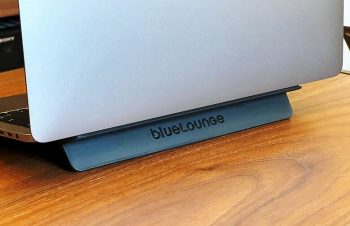 【Bluelounge Kickflip レビュー】貼るだけ装着で進化する！角度調整と熱対策が同時にできる超薄型ノートPCスタンド