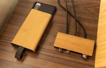 天然木を素材にしたオシャレ製品！NuAns FOLDKEEPER、NuAns TAGPLATEレビュー