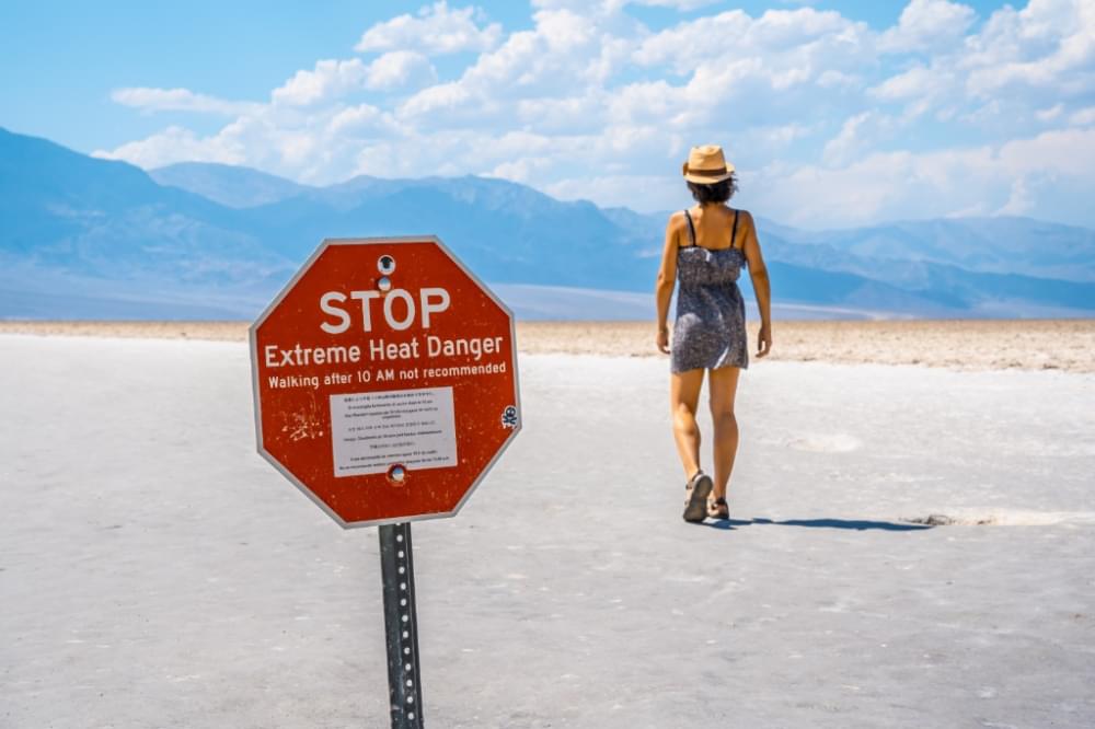 20220807_a-tourists-walking-white-salt-of-badwater-basin-alerted-by-extreme-heat-california-1.jpg