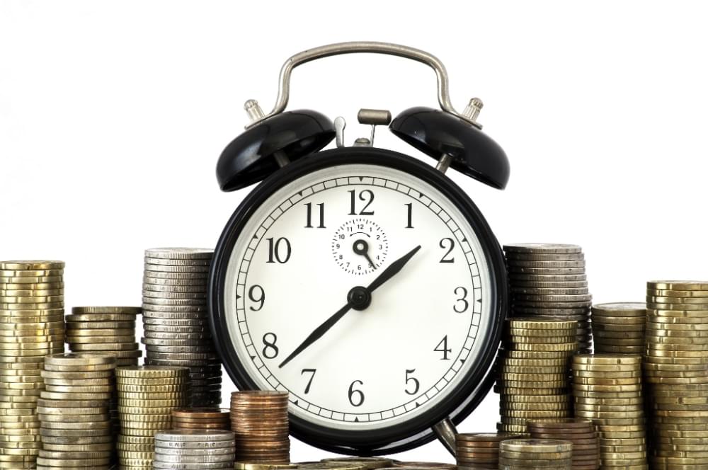 20220807_time-is-money-concept-alarm-clock-and-lots-of-euro-coins-1.jpg