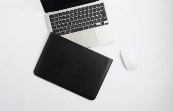 トリニティ、ヴィーガンレザーを採用したM2チップ搭載｢MacBook Air｣向け薄型スリーブケースを発表