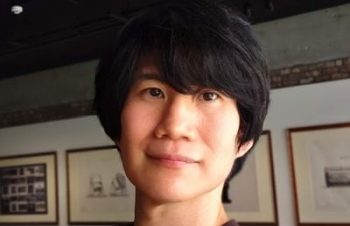 昨年もオススメしましたがトリニティの保護ガラス「貼るピタ」微塵の混入なく位置も完璧に貼れるので苦手な人にオススメです。仕組みが変わって横から本体入れるのがわからず前半もたついてますが（横にいた友達が急かすから！）、手順は減りました… https://t.co/zOdVzifbNv